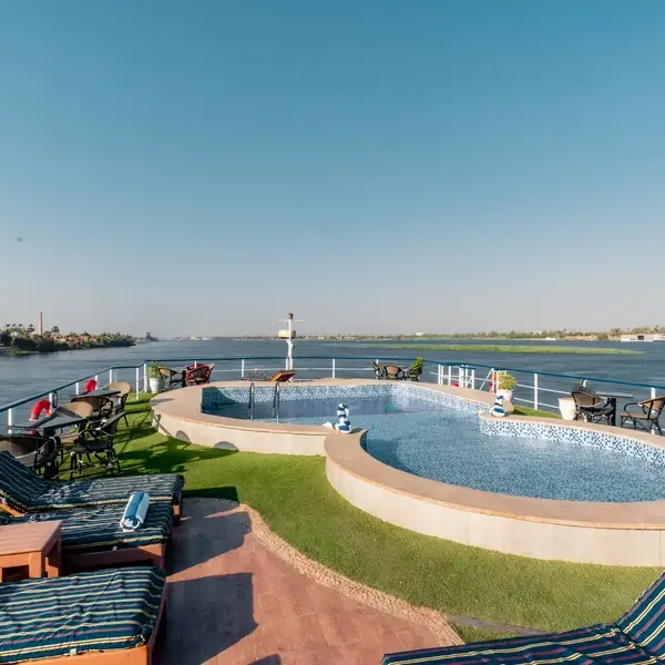 Sun Deck & Pool — 7